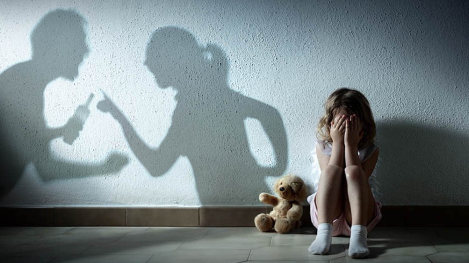 Ενδοοικογενειακή βία: Πάνω από 7.000 καταγγελίες το 2026 – 2.700 χρήσεις του Panic Button