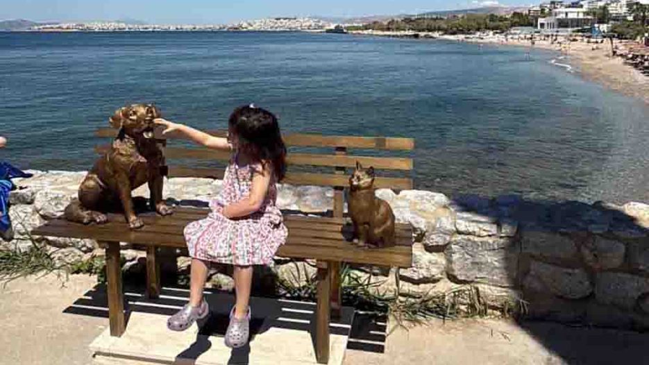 «Συντροφιά χωρίς όρια»: Ένα «παγκάκι» στο Παλαιό Φάληρο, αφιερωμένο στη φιλία ανθρώπου και ζώων