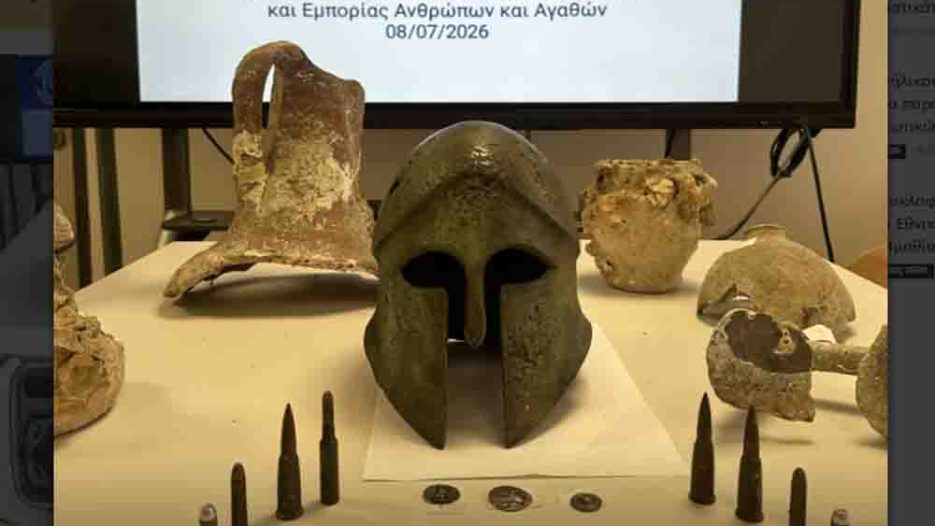 Συνελήφθη 71χρονος στην Αττική για κατοχή αρχαιοτήτων και παραβάσεις της νομοθεσίας περί όπλων