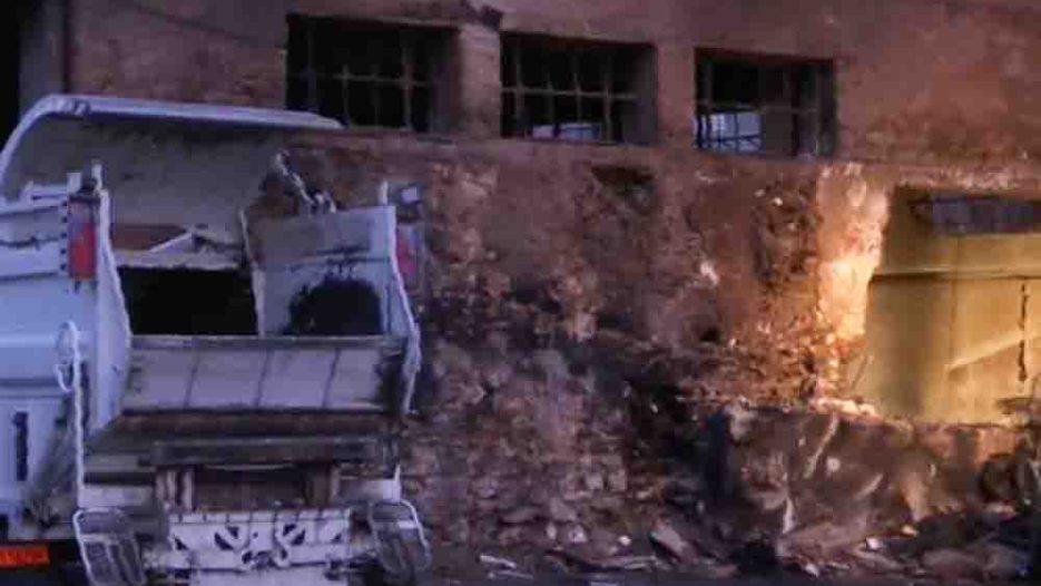 Πυρκαγιά σε αμαξοστάσιο του Δήμου Πειραιά κατέστρεψε απορριμματοφόρα