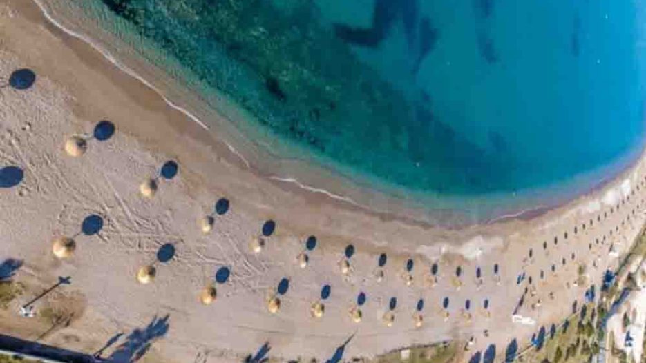Δωρεάν και προσβάσιμες οι παραλίες της Γλυφάδας με σύγχρονες υποδομές για όλους