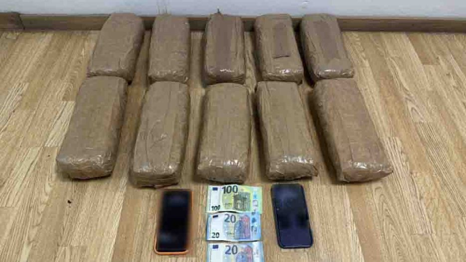 Σύλληψη δύο διακινητών με πάνω από 10 κιλά κάνναβης στην Ολυμπία Οδό