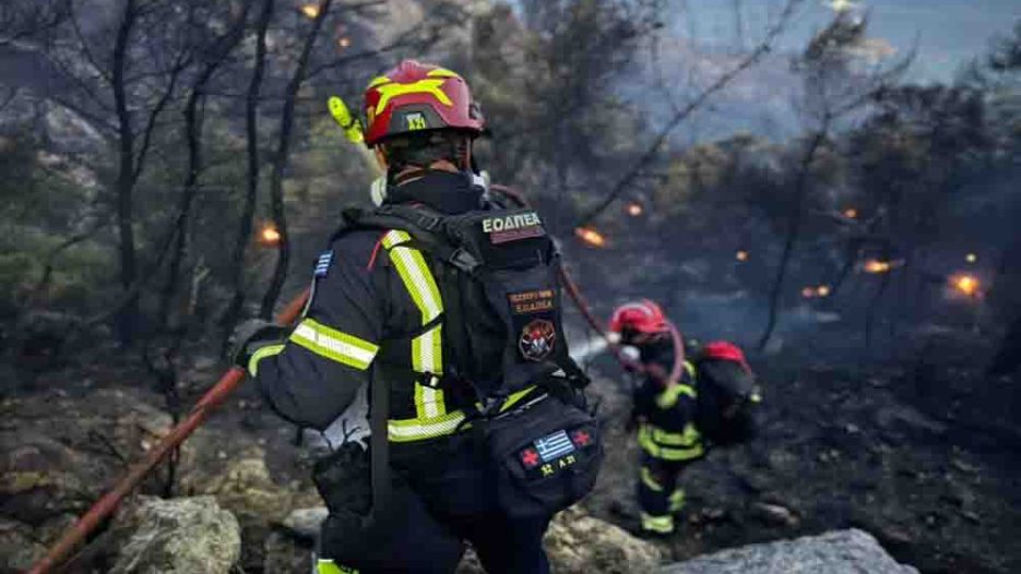Ελληνικό–Αργυρούπολη: Εθελοντές στη μάχη με τη φωτιά στη Σαλαμίνα