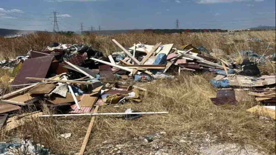 Δυτική Αττική: Συλλήψεις για παράνομη απόρριψη αποβλήτων – Το περιβάλλον πληρώνει την ασυδοσία