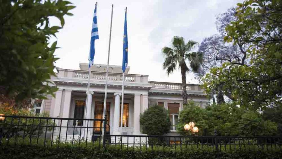 Μαξίμου σε κατάσταση πανικού: Τα σενάριο άτακτης υποχώρησης για το άρθρο νέου νόμου που «τακτοποιεί» προύχοντες της παραλιακής