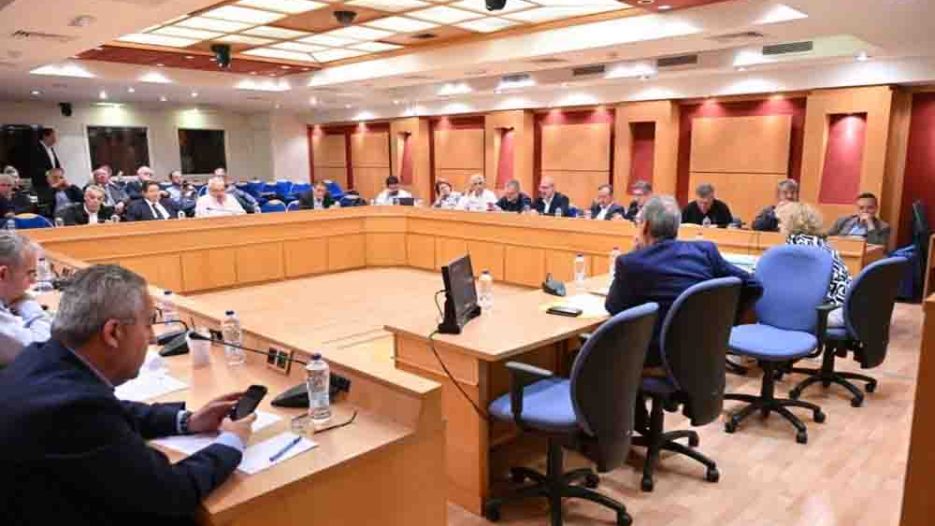 Σταθερότητα χρηματοδότησης και μονιμότητα προσωπικού στις κοινωνικές δομές ζητούν οι Δήμοι – αιχμές ΚΕΔΕ κατά Κυβέρνησης