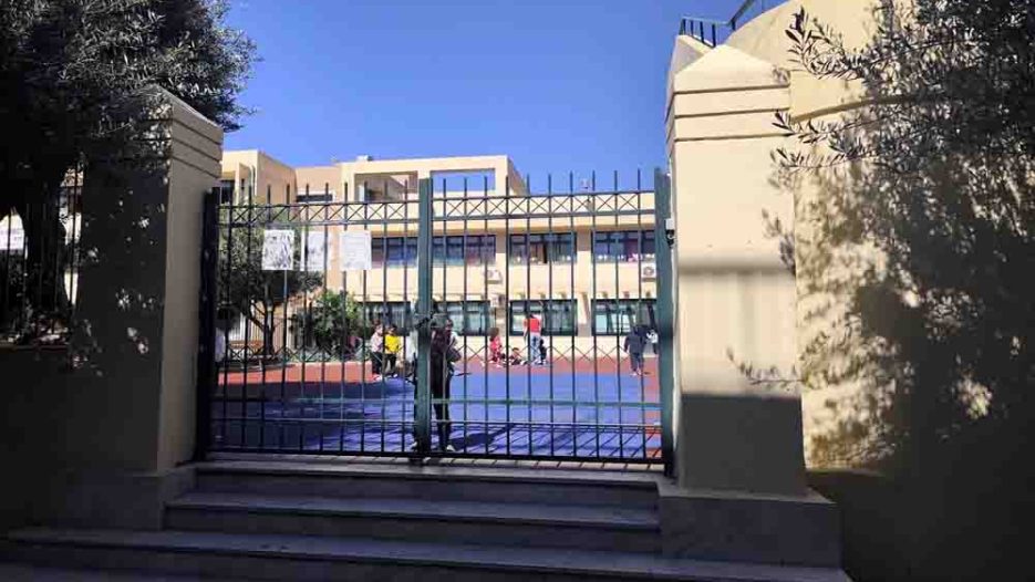 Κλειστές σχολικές αυλές, κλειστά αυτιά: Το Αιγάλεω ζητά απαντήσεις από τη δημοτική αρχή