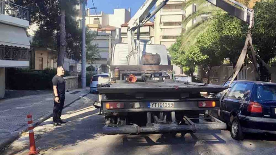 Άγιος Δημήτριος: Συνεχίζεται η μεγάλη επιχείρηση απομάκρυνσης εγκαταλειμμένων οχημάτων