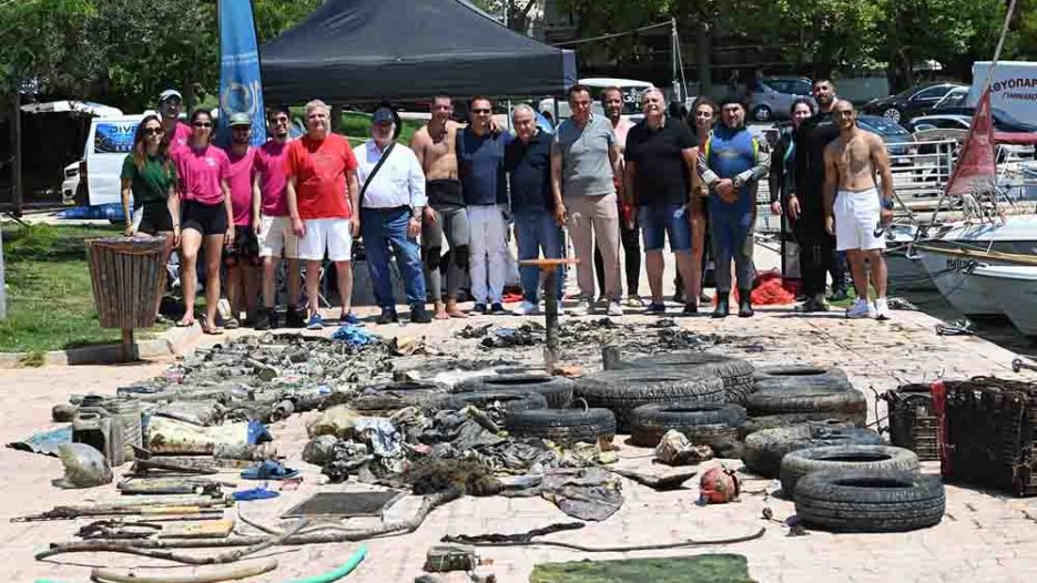 Η Βάρκιζα αποκάλυψε τον βυθό της ντροπής: 2,5 τόνοι σκουπίδια στη θάλασσα