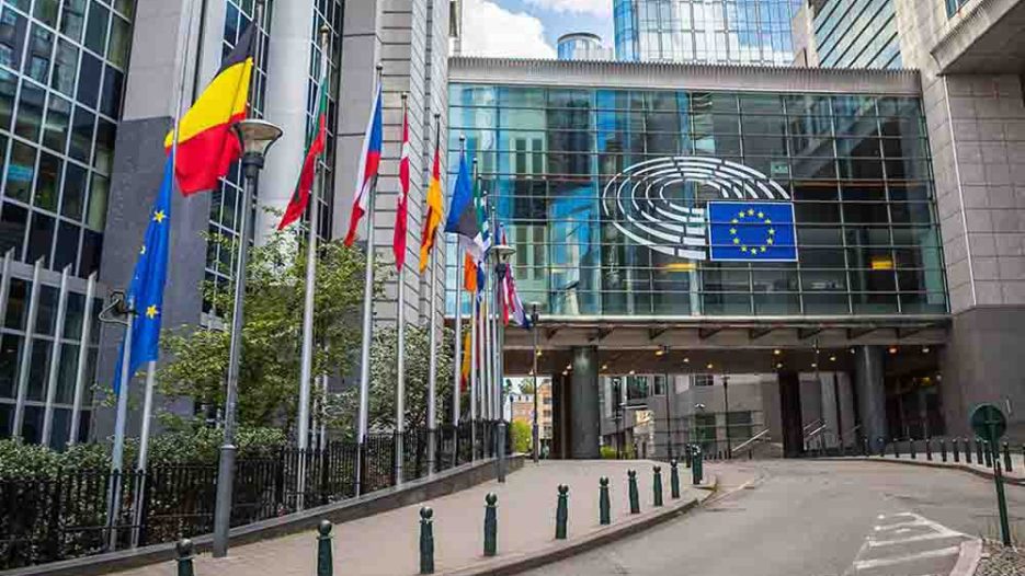 Δημοσιονομικές διορθώσεις της Κομισιόν: Ο ευρωπαϊκός πέλεκυς, οι διαδικασίες και ο λογαριασμός στα εθνικά ταμεία