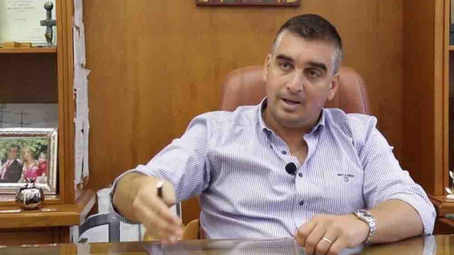 Πόλεμος χαρακωμάτων στην Αθηναϊκή Ριβιέρα: Ο Κωνσταντάτος «πυροβολεί» Κονδύλη και Παπανικολάου για παραλίες και Ποσειδώνος