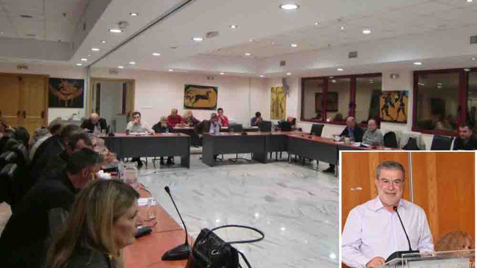 Οι συγχωνεύσεις εφαρμόστηκαν, οι αντιδράσεις κλιμακώθηκαν και η δημοτική αρχή ζητά πλέον την ανατροπή τους.