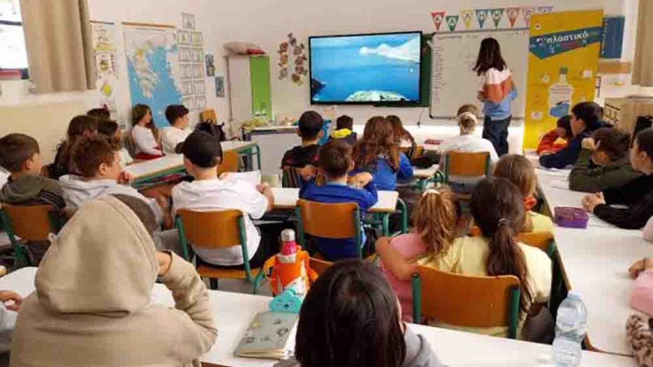 Το ΠΑΣΟΚ για τις Συγχωνεύσεις τμημάτων σχολείων: Όταν η σχολική πραγματικότητα συναντά τον περιορισμό των πιστώσεων