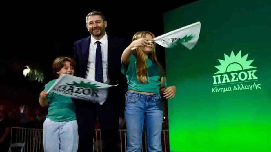 ΠΑΣΟΚ: Προγραμματική αντεπίθεση με καύσιμα, 120 δόσεις και διεύρυνση απέναντι στην κυβέρνηση Μητσοτάκη