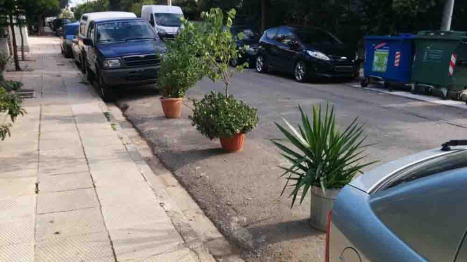 Παράνομη δέσμευση θέσης στάθμευσης: Τι προβλέπει ο ΚΟΚ - τα πρόστιμα