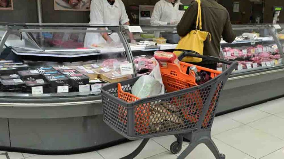 Κύμα ακρίβειας σε τρόφιμα, ενέργεια και μεταφορές πιέζει τα νοικοκυριά
