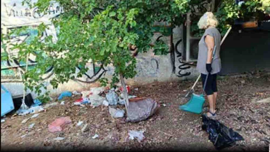 Γαλάτσι: Ο Μαρκόπουλος «σφυρίζει αδιάφορα» και οι πολίτες κάνουν τον κηπουρό και καθαριστή στο Πάρκο Ηνιόχου που έχει εγκαταλείψει…